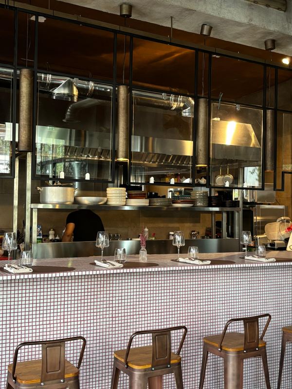 Sgabelli al bancone con la cucina alle spalle
