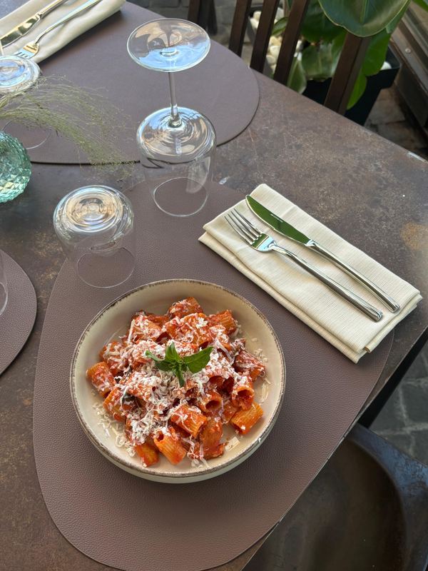 Pasta al pomodoro con formaggio grattugiato